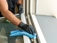 5 pasos sencillos para limpiar y mantener sus ventanas de aluminio y PVC