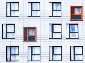 Colocación de persianas: ¿mejor en el exterior o el interior de la ventana?