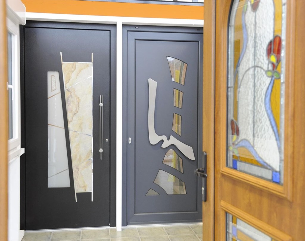 ¿Las puertas de PVC resisten igual a la intemperie que las de aluminio?