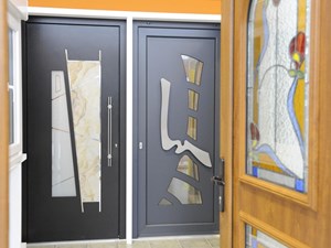 ¿Las puertas de PVC resisten igual a la intemperie que las de aluminio?